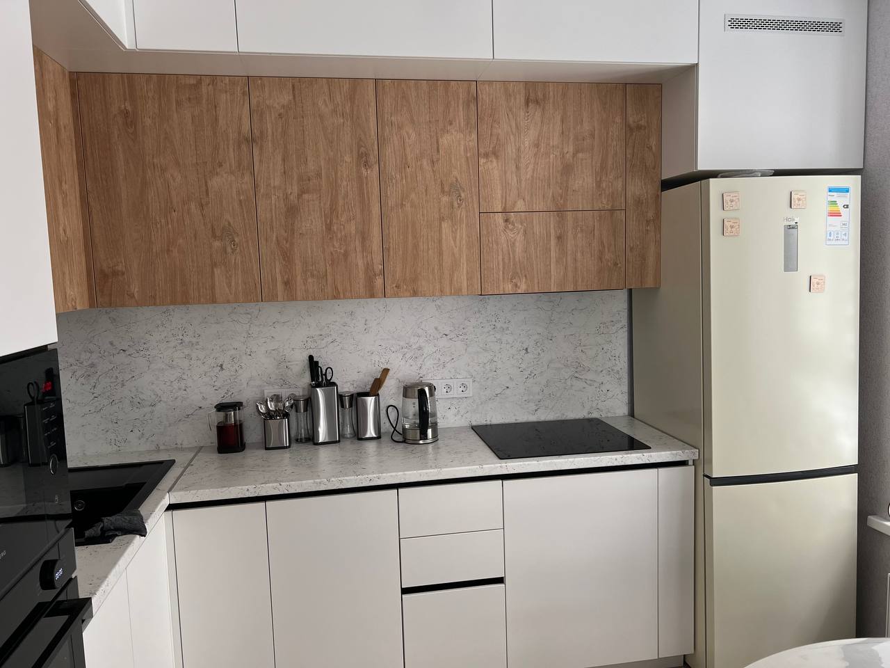 Кухня угловая скандинавская — Белый и дерево